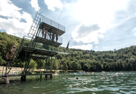 Naturfreibad Gemündener Maar mit Sprungturm, © Rheinland-Pfalz Tourismus GmbH, D. Ketz