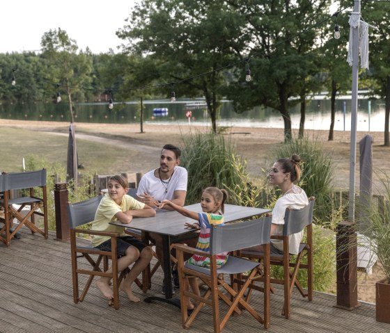 Dürener Seenrunde, Entspannte am Badesee Gürzenich, © Eifel Tourismus GmbH, Tobias Vollmer