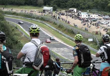 Die Radtour auf der Vulkan-Rad-Route Eifel führt am Nürburgring vorbei, © TI Hocheifel-Nürburgring/R. Schanze