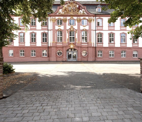 Ehemaliges Abteigebäude Portal, © Tourist-Information Prümer Land/PM Studio