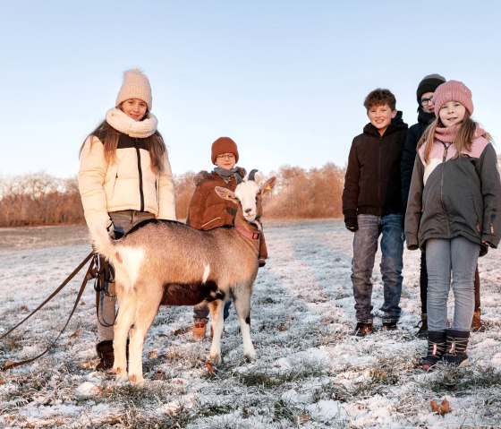 Ziegenwanderung Kindergeburtstag auf dem Vulkanhof