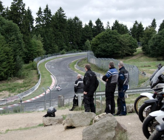 Motorradrouten Eifel: Am legendären Nürburgring auf die Rennstrecke schauen, © RoadConcept