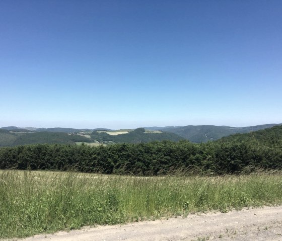 aussicht-winnerather-hoehe-auf-sierscheid-mit, © Verbandsgemeindeverwaltung Adenau, Tourist-Information Hocheifel-Nürburgring