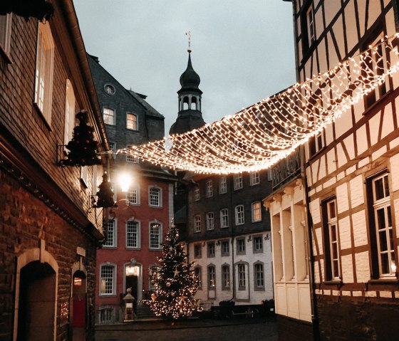 Blick auf das Rote Haus, © Monschau-Touristik GmbH, Heike Becker