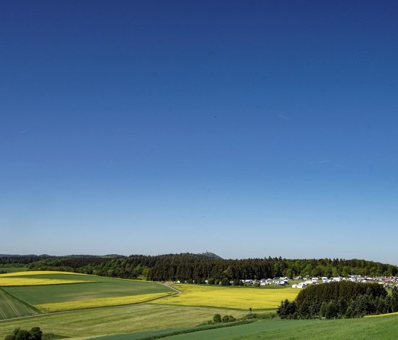 Blick vom Sonnenrundweg auf die Nürburg währen des 24h Rennens am Nürburgring, © Laura Rinneburger