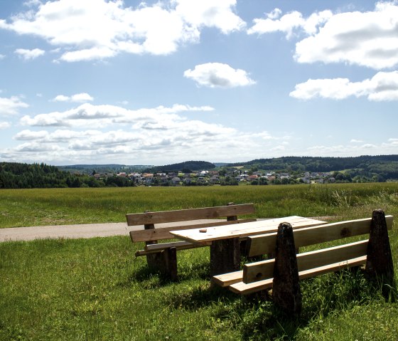 Rastplatz in Neidenbach mit Panoramablick, © TI Bitburger Land - Monika Mayer