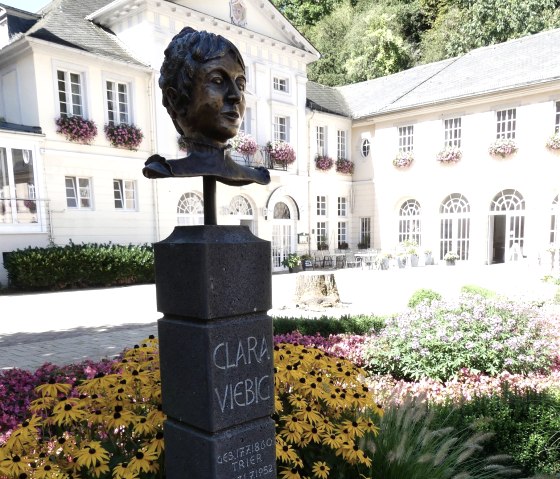 Clara Viebig Stele im Kurgarten Bad Bertrich-Teil, © GesundLand Vulkaneifel