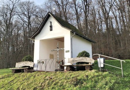 Nikolauskapelle mit Sitzbänken, © Tourist-Information Wittlich Stadt & Land