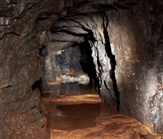 Mineralbildungen im Stollen, © Norbert Knauf/Heimatverein Rescheid