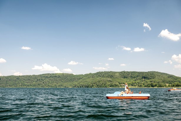 Tretboot am Laacher See ausleihen, © Eifel Tourismus GmbH, Dominik Ketz