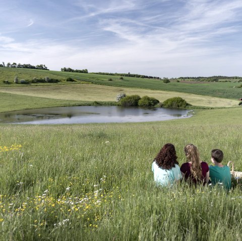 Trautzberger Maar mit Menschen, © Natur- und Geopark Vulkaneifel