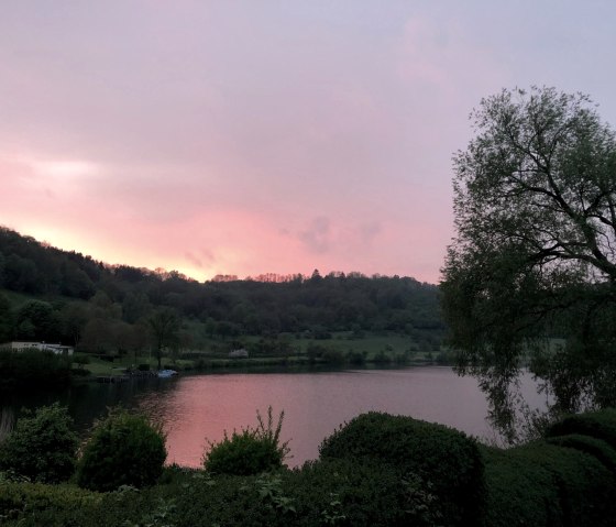 Sonnenuntergang am Schalkenmehrener Maar, © GesundLand Vulkaneifel