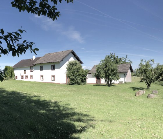 Rückansicht des Hauses mit großer Wiese