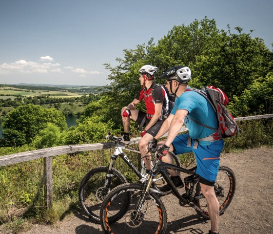 Mountainbiker am Weinfelder Maar, © Rheinland-Pfalz Tourismus GmbH, D. Ketz