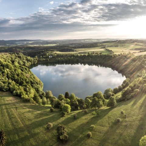 Weinfelder Maar mit Morgensonne, © Eifel Tourismus GmbH, D. Ketz