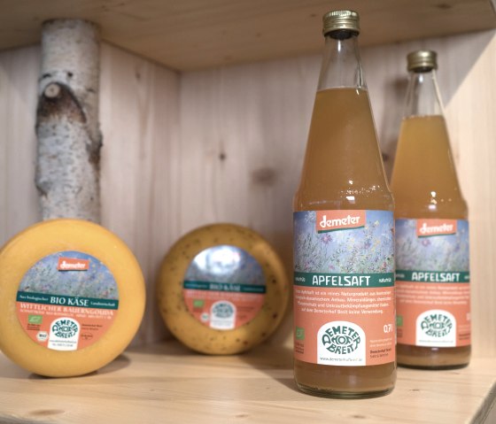 Apfelsaft und Käse, © Demeterhof Breit, Wittlich