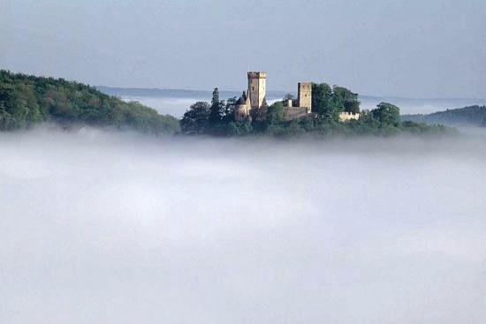 Burg im Nebel, © Creative Commons