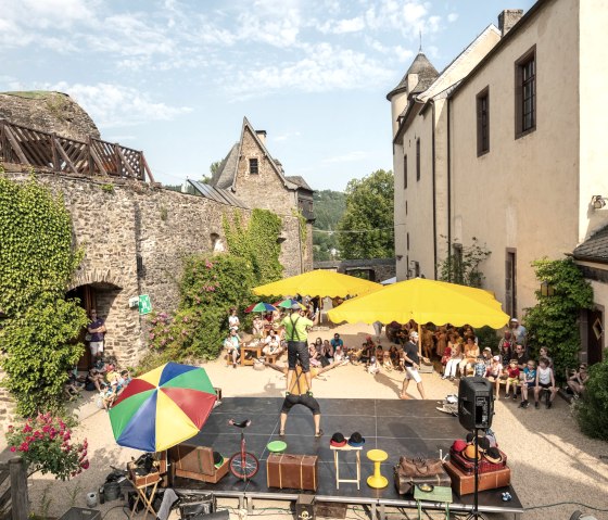 Innenhof Burg Neuerburg, © Eifel Tourismus GmbH / Dominik Ketz