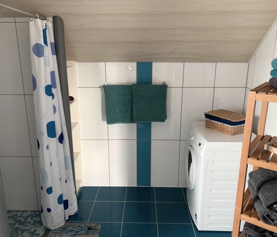 Badezimmer mit Waschmaschine, © Ferienwohnung ,,Auf der Heg"