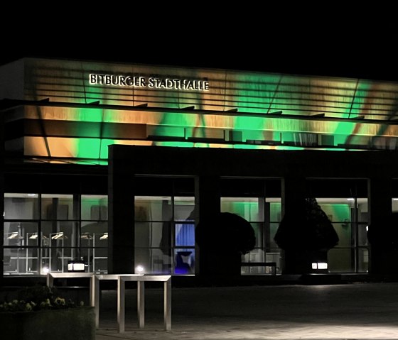 Stadthalle bei Nacht, © TI Bitburger Land