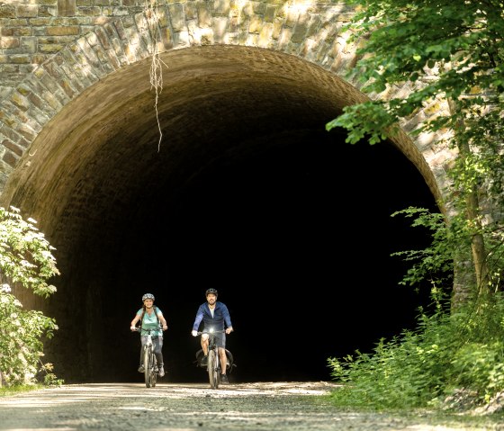 Durch den Tunnel am Ahr-Radweg, © Eifel Tourismus GmbH, Dominik Ketz