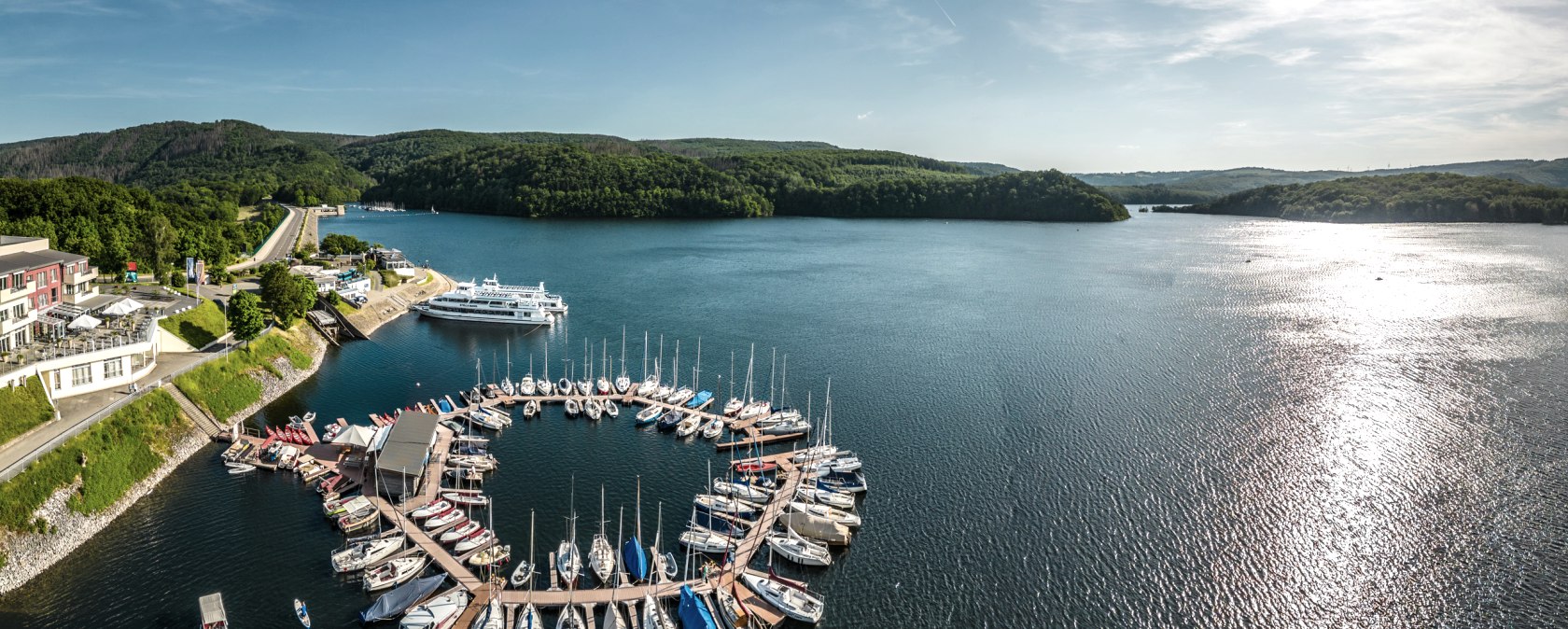 Rurtalsperre und Schiffsanleger, © Eifel Tourismus GmbH, Dominik Ketz - finanziert durch REACT-EU