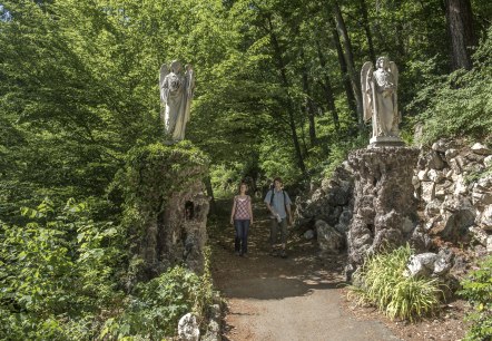 Eingang zum Adenauer Kreuzweg mit zwei Engel aus Stein, © TI Hocheifel-Nürburgring, Kappest