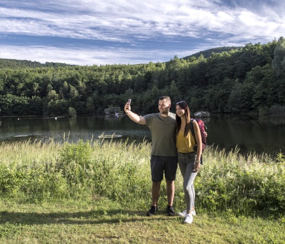 Selfie am Krufter Waldsee, © Kappest/Vulkanregion Laacher See