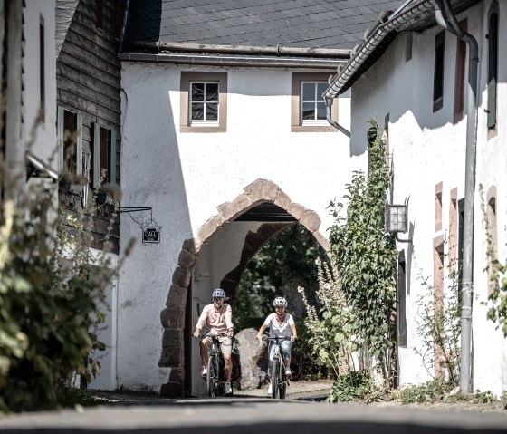 Radfahren durch den historischer Burgort Kronenburg, © Eifel Tourismus GmbH, Dennis Stratmann