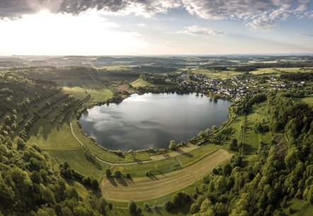 Blick auf das Schalkenmehrener Maar, © Eifel Tourismus GmbH