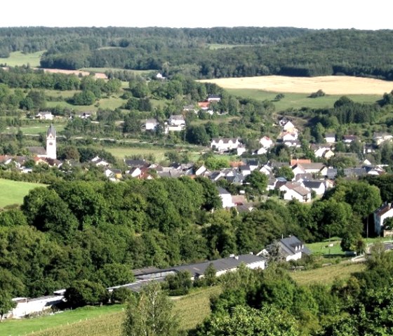 Blick über Oberweis und den Bedhard -  Bitburger LandGang Oberweis, © P. J. Evertz