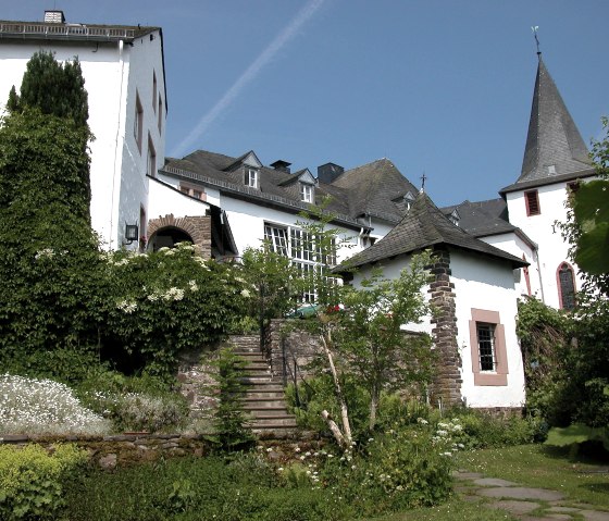 Buitenaanzicht van restaurant, © Nordeifel Tourismus GmbH & Burghaus und Villa Kronenburg