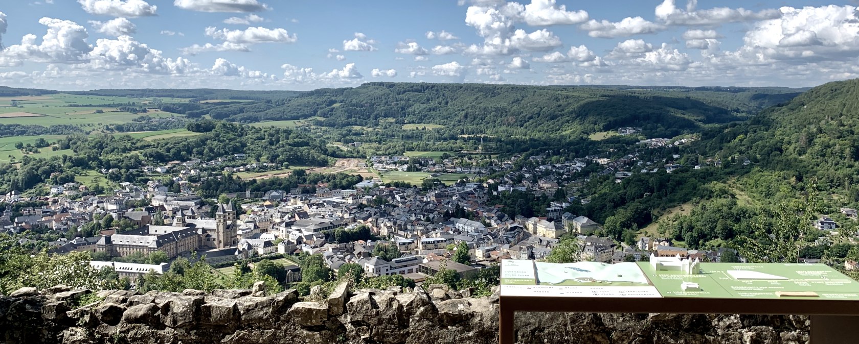 Blick von der Liboriuskapelle auf Echternach mit dem mit Rollstuhl unterfahrbaren Tastmodell im Vordergrund., © Naturpark Südeifel / Thomas Urbany