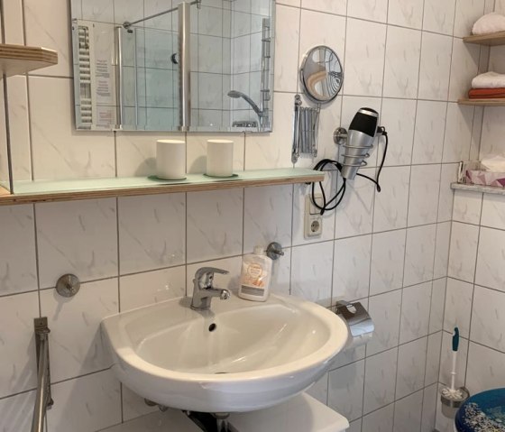 Waschtisch mit Ablagen der Toilettenartikel