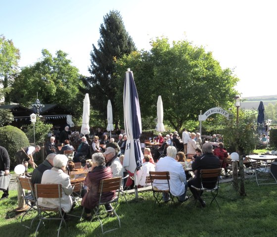 Oktoberfest im Biergarten, © Foto: Svenja Schulze-Entrup, Quelle: Touristik-Büro Vordereifel