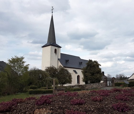 Blick auf die Kirche aus dem Pfarrgarten, © Tourist Information Wittlich Stadt & Land