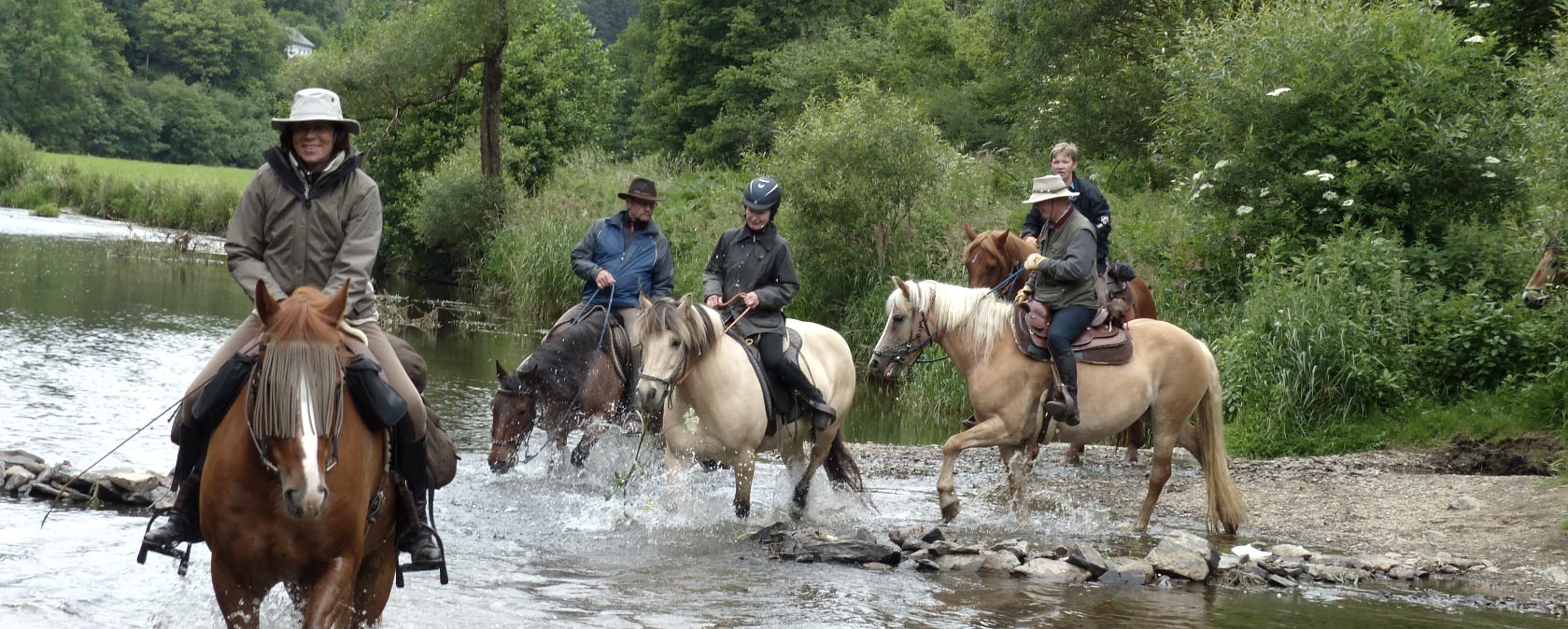 Eifel zu Pferd: Wanderreiten durch die Natur mit Flussdurchquerung, © Eifel zu Pferd e.V.