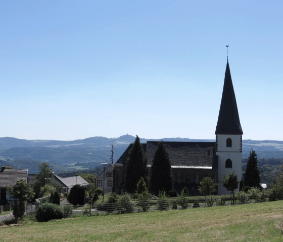 Pfarrkirche St. Michael Reifferscheid Fernblick, © TI Hocheifel-Nürburgring, VG Adenau