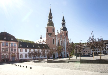 St. Salvator Basilika mit ehemaligem Abteigebäude, © PM Studios u. Tourist-Information Prümer Land