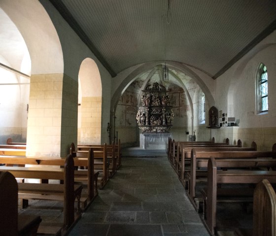 Gang zum Altar in der Wallfahrtskapelle, © Foto: Laura Rinneburger, Quelle: Touristik-Büro Vordereifel