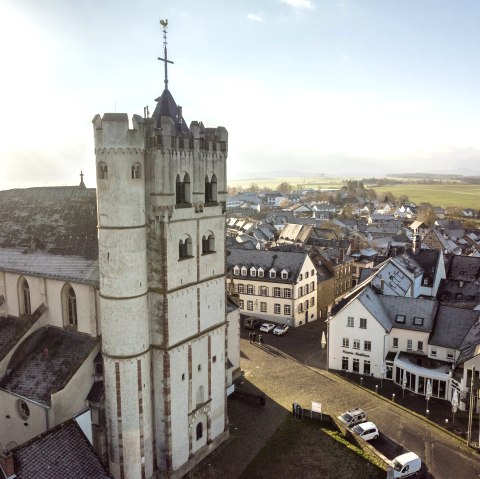 Zicht op Münstermaifeld met collegiale kerk, © Eifel Tourismus GmbH, D. Ketz