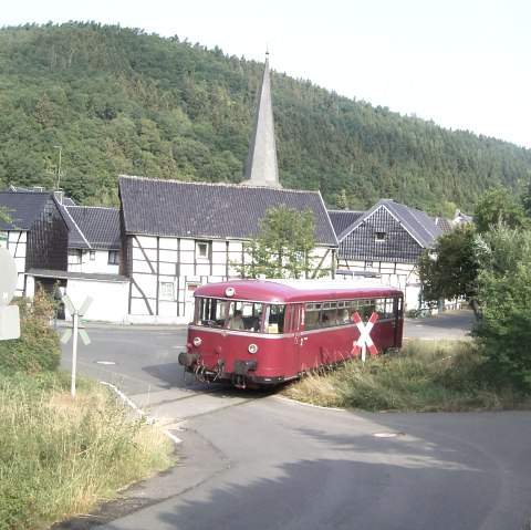 Schienenbus auf der berühmten Ortsdurchfahrt, © Andreas Kurth