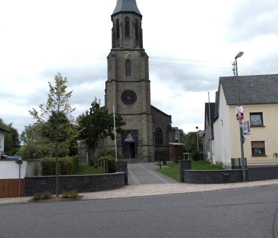 Zugang zur Kirche, © Foto: Svenja Schulze-Entrup, Quelle: Touristik-Büro Vordereifel