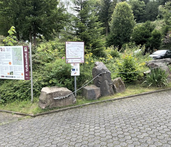 Vorplatz mit Klettersteig Erklärungen, © GesundLand Vulkaneifel GmbH