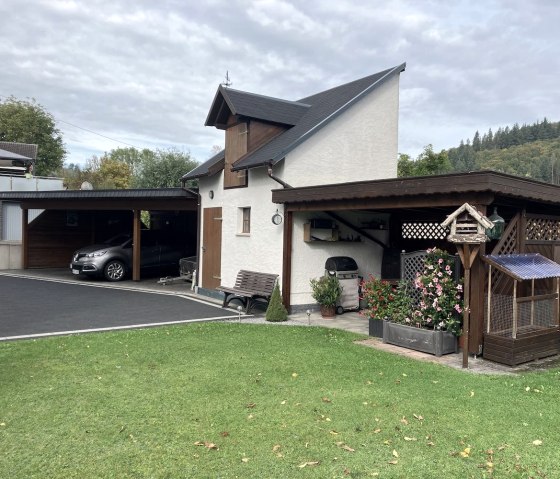 Hof und Carport