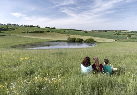 Trautzberger Maar mit Menschen, © Natur- und Geopark Vulkaneifel