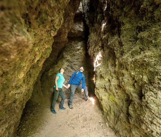 Steinzeitliche Höhlen - Heimatspur Wasserfall-Erlebnisroute, © Eifel Tourismus GmbH, AR-shapefruit AG