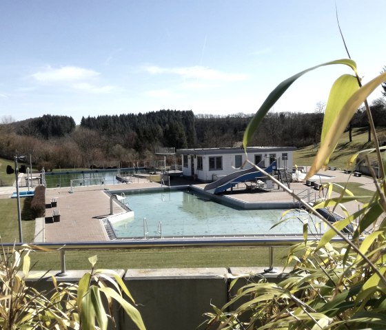 Das Freibad wartet auf Öffnung, © Foto & Quelle: Gesundland Vulkaneifel GmbH