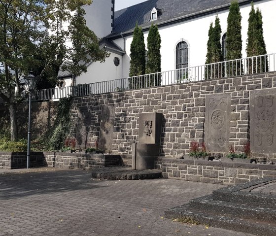 Seitenansicht der Kirche, © Foto: Svenja Schulze-Entrup, Quelle: Touristik-Büro Vordereifel