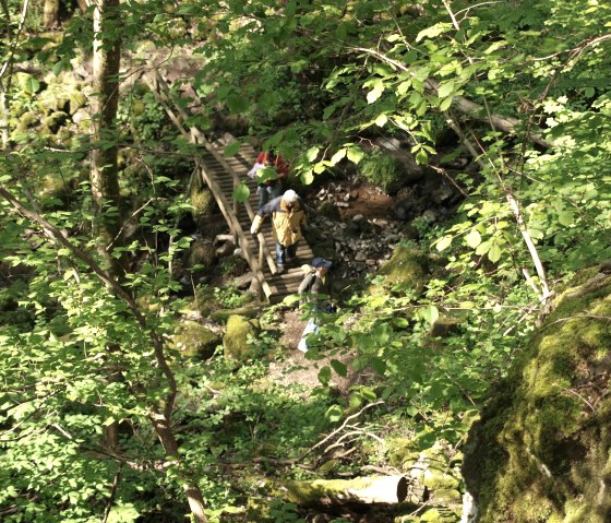 Wanderer in der Wolfsschlucht, © GesundLand Vulkaneifel GmbH